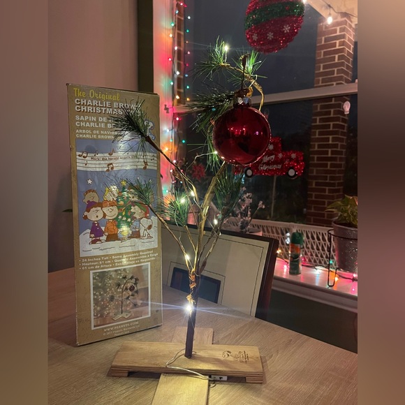 Charlie Brown Christmas Tree Peanuts W/Orig Box Tree, Fairy Lights. Red Bulb 24” - Picture 3 of 8